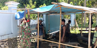 Pererat Kebersamaan, Babinsa Biak Barat Bantu Dirikan Pondok di Halaman Gereja