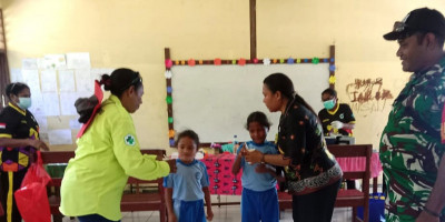 Tingkatkan Layanan Kesehatan Anak, Babinsa Hadiri Launching PKG di SD Inpres Kunef