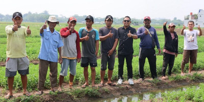 Peringati Hari Tani Anggota DPR Bagi-Bagi Benih, Pupuk dan Ikan di Tangerang