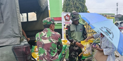 Babinsa Kodim 1710/Mimika Bersama Bulog  Jual Beras Murah, Jaga Harga Stabil di Tengah Warga