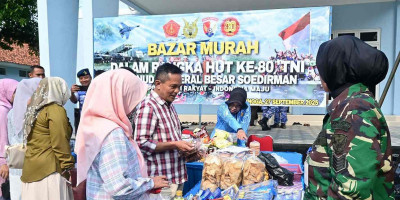Lanud J.B. Soedirman Gelar Bazar Murah dan Nobar Film Perjuangan