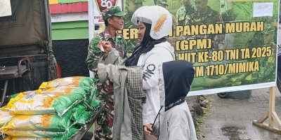Babinsa Dari Kodim 1710/Mimika bersama Perum Bulog Jual Beras SPHP untuk Warga 