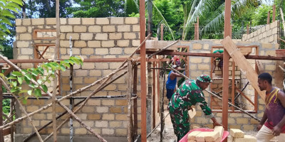 Ringankan Beban, Babinsa Bantu Bangun Rumah Warga