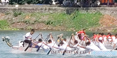 Generasi Bahari Tunjukkan Kemampuan Dayung Perahu Naga pada HUT ke-80 TNI