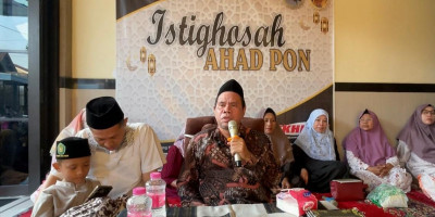 Ikhrom Gelar Selapanan Istighotsah Ahad Pon: Tausiyah Sabar dan Hadiah Payung