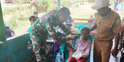 Dukung Kesehatan Ibu dan Anak, Babinsa Supiori Dampingi Kelas Ibu Hamil