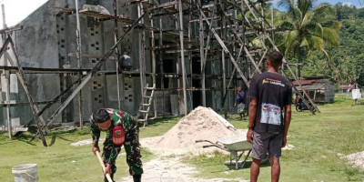 Peduli Warga, Babinsa Bantu Plester Gedung Gereja Jemaat Elim Warsa