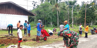 Babinsa Biak Utara Bantu Warga Bangun Pondasi Pagar Sekolah di Wilayah Binaan