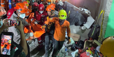 Tim SAR Evakuasi 18 Korban Reruntuhan Ponpes Al Khoziny Sidoarjo