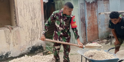 Bersama Warga, Babinsa Numfor Wujudkan Semangat Kebersamaan di Kampung Yemburwo