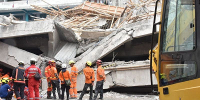 Tim SAR Gunakan Crane Angkat Material Reruntuhan Ponpes Al Khoziny