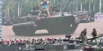 Gladi Resik HUT ke-80 TNI Unjuk Kemampuan Tempur, Atraksi Spektakuler Prajurit Hiasi Langit Monas