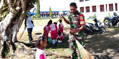 Peduli Lingkungan, Babinsa dan Murid TK Karmel Bosnik Kerja Bakti Bersama