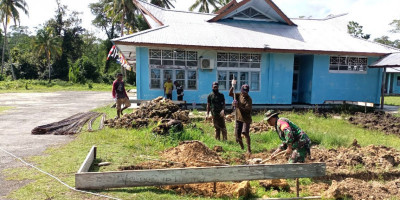 Untuk Masa Depan Anak Papua, Babinsa dan Warga Bangun Ruang Komputer SMKN Sopen