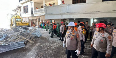 Harapan di Balik Reruntuhan: Tim SAR dan K-9 Berjuang Selamatkan Korban Ponpes Al-Khoziny