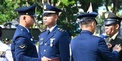 Babinsa Supiori Utara Terima Tanda Kehormatan Bintang Kartika Eka Paksi Nararya