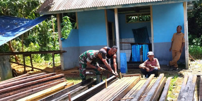 Babinsa Supiori Selatan Dukung Pembangunan Kantor Desa di Kampung Odori