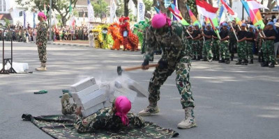Prajurit Marnir Tampilkan Atraksi Spektakuler di Kota Medan