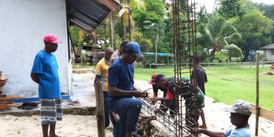 Hadir untuk Rakyat, Babinsa dan Warga Gotong-Royong Pasang Besi Cor Pondasi Gereja