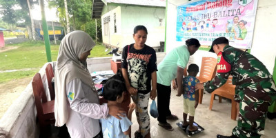 Dukung Program Balita Sehat, Babinsa Dampingi Pelayanan Posyandu di Kampung Kornasoren