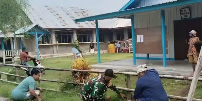Jaga Kebersihan Tempat Ibadah, Babinsa Bersama Warga Gotong-Royong Bersihkan Halaman Gereja