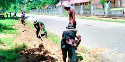 Babinsa Supiori Utara dan Warga Gotong-Royong Gali Tanah untuk Pipanisasi