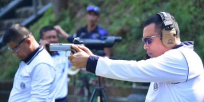 Pangkormar Dan Pejabat Utama Korps Marinir Asah Kemampuan Menembak