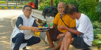 Di Tanah Baru Depok, Program Jumat Berkah Wartawan Berbagi ke Pengojek Online & Kaum Rentan