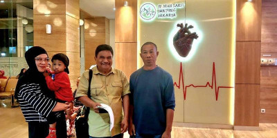 Haji Robert dan NHM Peduli Terbangkan Pasien Jantung dari Maluku Utara ke Jakarta