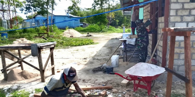 TNI Peduli Rakyat, Babinsa Bantu Warga Bangun Dapur