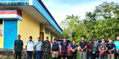 Babinsa Dampingi Petugas Pertanahan Ukur Aset Tanah Distrik Biak Barat