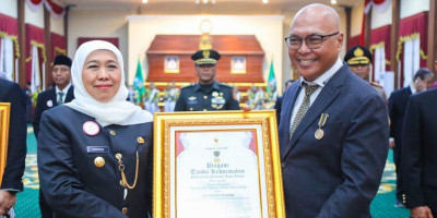 Ketua Umum PWI Pusat Akhmad Munir Terima Lencana Kehormatan Jer Basuki Mawa Beya