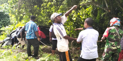 Sigap, Babinsa dan Warga Evakuasi Mobil Pick Up Terperosok ke Jurang