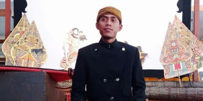 Mei Efendi: Dalang Muda Blitar yang Setia Menjaga Kelir Tradisi
