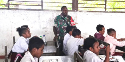Dukung Pemenuhan Gizi, Babinsa Biak Timur Dampingi Distribusi MBG di Sekolah-Sekolah