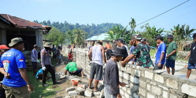 Satgas TMMD Kodim 1505/Tidore Bersama Warga Bangun Pagar Jalan, Bukti Nyata Kemanunggalan TNI-Rakyat