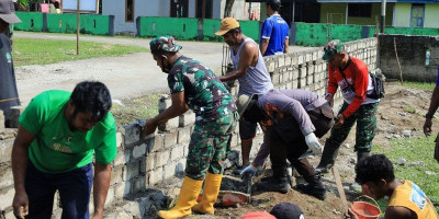 Satgas TMMD Kodim 1505/Tidore Bersama Warga Bangun Pagar Jalan
