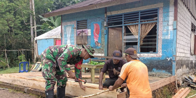Sinergi Babinsa Biak Barat dan Pemerintah Kampung Yomdori Bantu Warga Renovasi Rumah