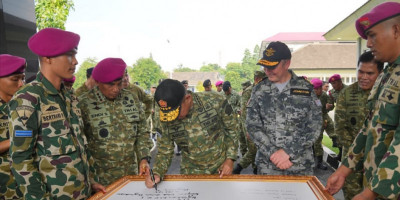 Chief Of Australian Defence Force Kunjungi Sarang Petarung Marinir Indonesia