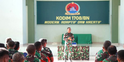 Berikan Jam Komandan, Dandim 1708/BN Tekankan Pentingnya Komitmen dan Keharmonisan Rumah Tangga
