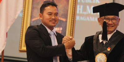 Ariawan, Jurnalis Anak Petani Raih Gelar Doktor dengan Nilai Cumlaude