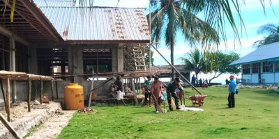 Babinsa Warsa Bantu Bersihkan Halaman Gereja GKI Jubelium SPS 153 Marur