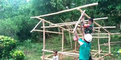 Tingkatkan Ekonomi Keluarga, Babinsa Warsa Bantu Warga Dirikan Pondok Jualan