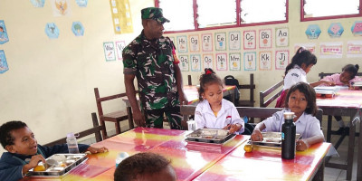 Babinsa Biak Kota Dampingi Pendistribusian Makanan Bergizi di SD Inpres Burokub