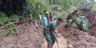 Sigap, Babinsa dan Warga Gotong-Royong Bersihkan Material Longsor di Supiori
