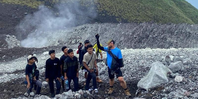 NHM Ajak Mahasiswa UNKHAIR Belajar Geologi di Gunung Gamalama