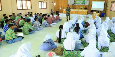 Satgas TMMD ke-126 Kodim 1505/Tidore Berikan Penyuluhan Bahaya Narkoba kepada Pelajar
