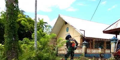 Wujudkan Lingkungan Bersih, Babinsa Bersama Warga Gotong-Royong Bersihkan Gereja GKI Silo