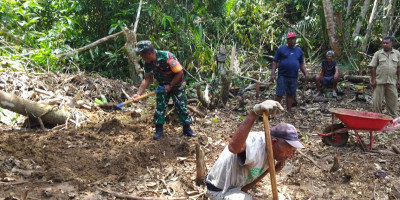 Semangat Gotong-Royong, Babinsa Bersama Warga Kerja Sama Gali Pondasi Tiang Pemancar