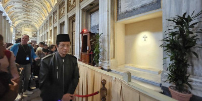 Menteri Agama Nasaruddin Umar Berziarah ke Makam Paus Fransiskus di Roma